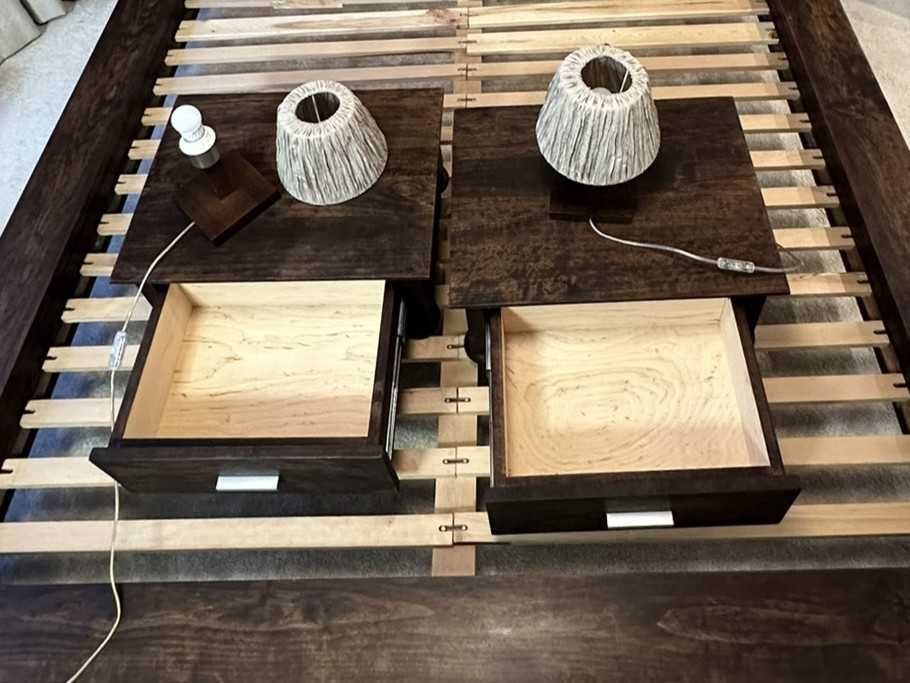 Kolonialna sypialnia: Łóżko, szafki, skrzynia, lampki