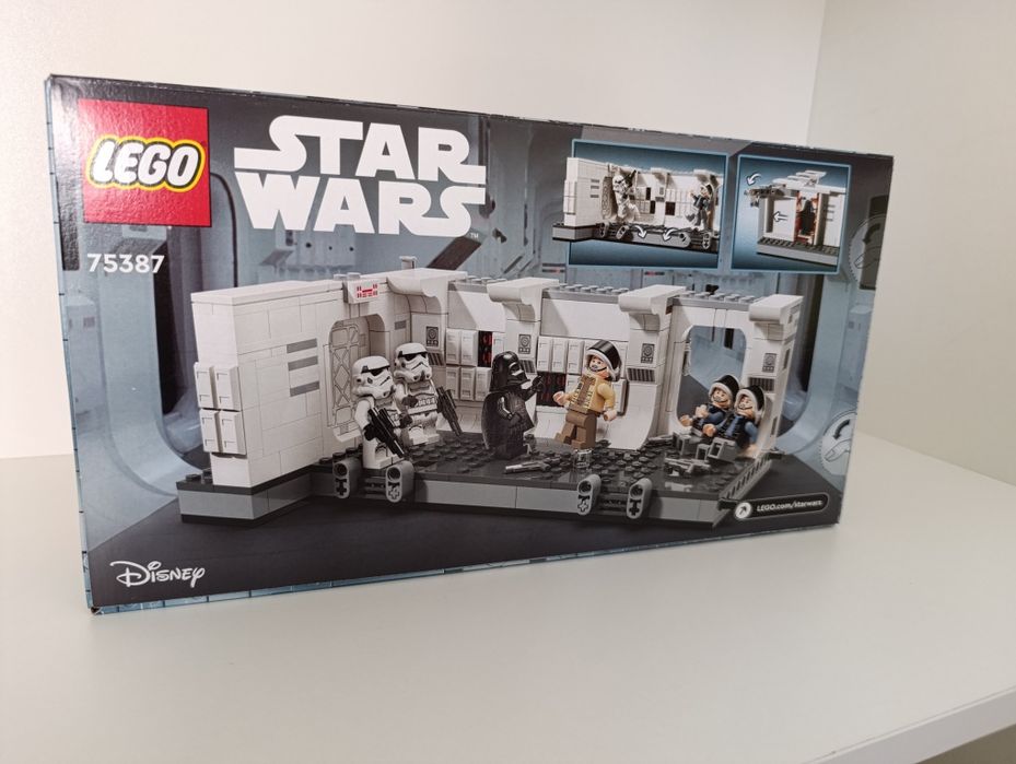 Набір LEGO Star Wars Посадка на борт Тантів IV (75387)