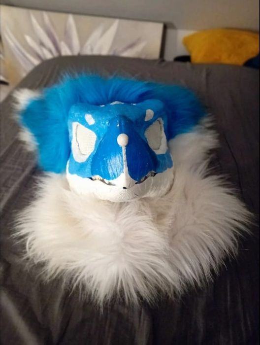 niebiesko biała dino maska koi