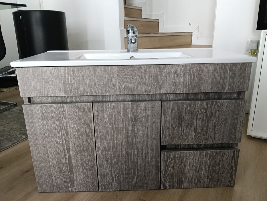 Móvel suspenso + lavatório e torneira