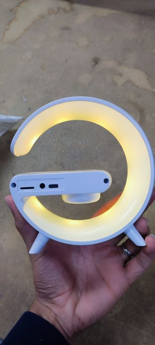 Carregador sem fio candeeiro RGB e coluna Letra G