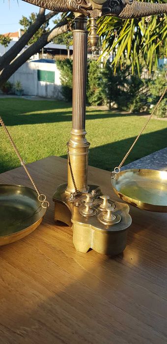 Balança antiga de pratos