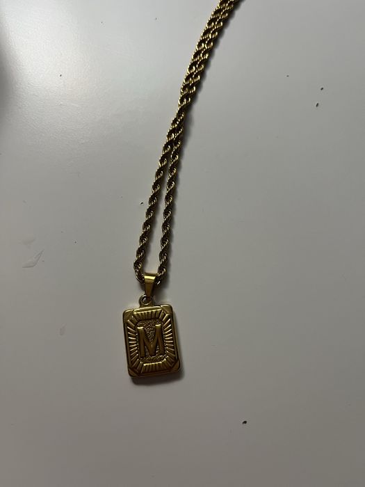 Colar dourado em M