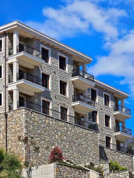 Просторная квартира 1+1 с панорамным видом на море в Будве Черногория