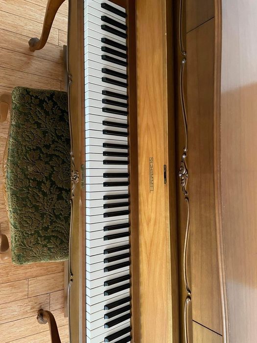 Pianino Schimmel z lampkami