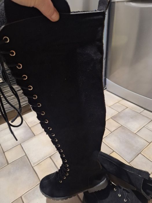 Czarne wysokie buty sznurowane