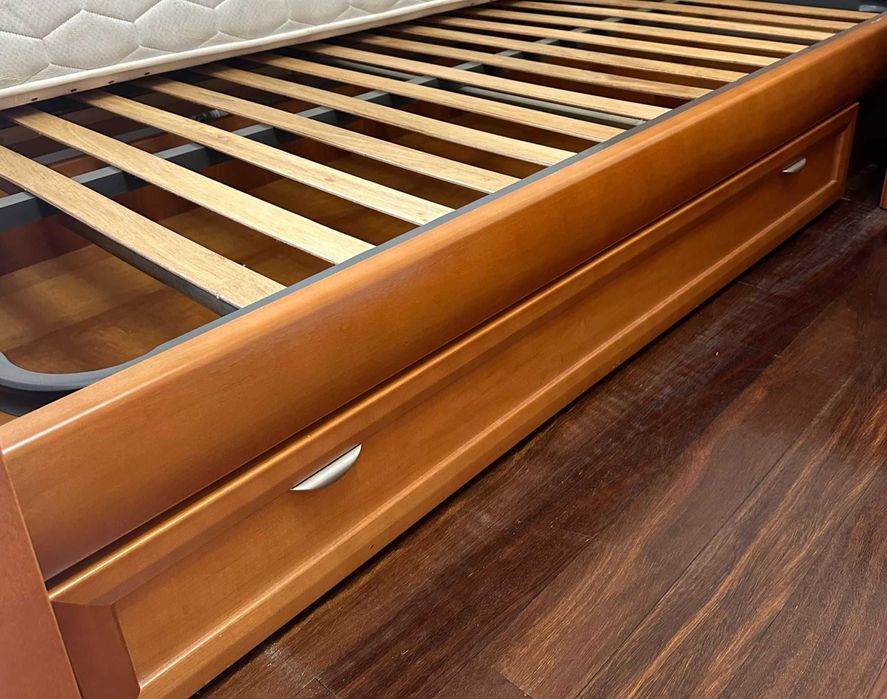 Cama de Solteiro em Madeira em Ótimo Estado