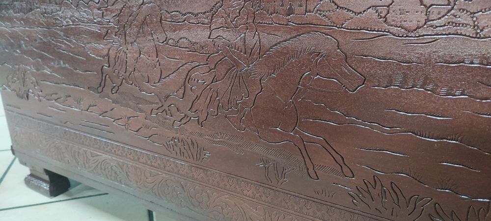 Arca de madeira com relevos
