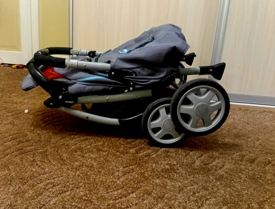 Продам складываются  прогулочрую детскую коляску  фирмы Baby  design.