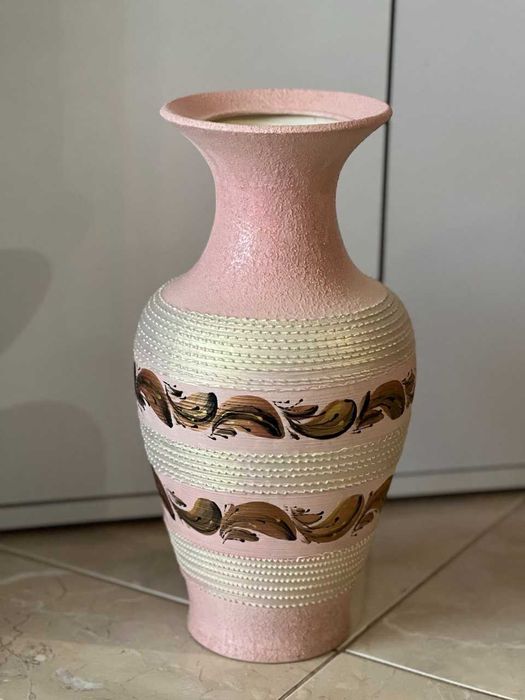 Рожева ваза з розписом