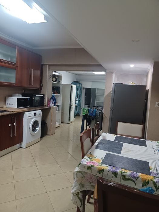 Quarto Casal próximo da estação