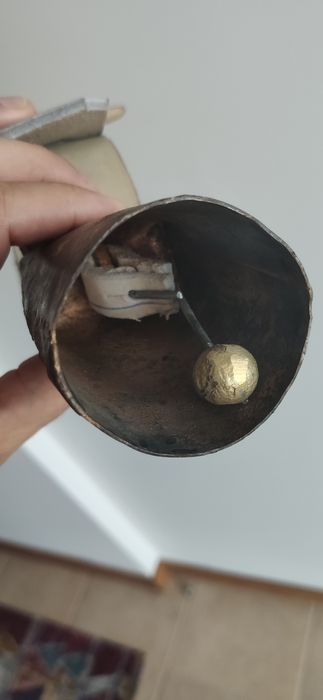 Chocalho novo feito de forma artesanal em metal pele e madeira