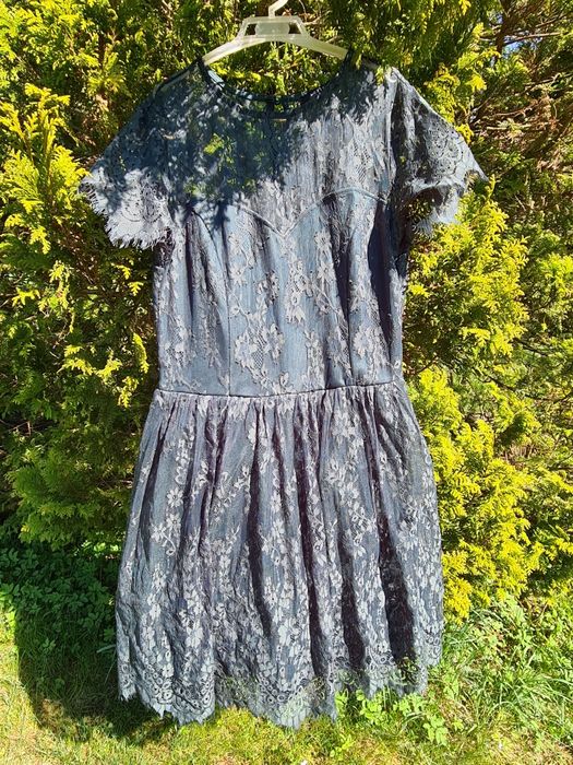 Rozkloszowana koronkowa sukienka