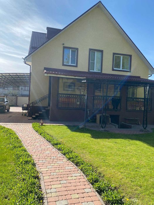 Продам 2х поверховий  будинок