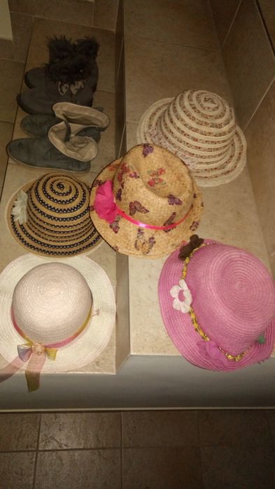 Roupa, chapéus e calçado