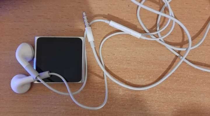 IPod nano 8GB Silver Model A1366 +навушники провідні +зарядний кабель