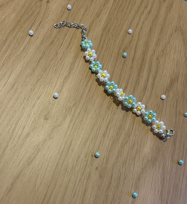 Pulseira feita com micangas