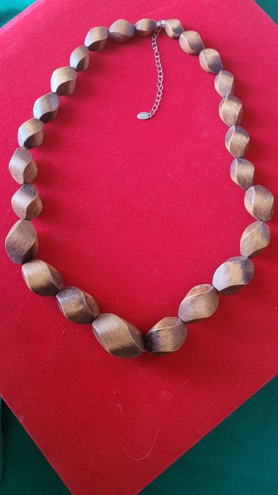 Массивные деревяные бусы