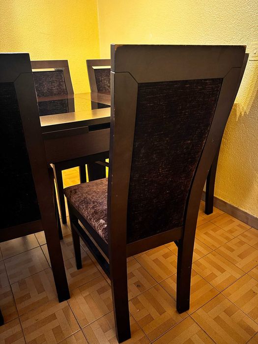 Mesa de Jantar e 6 cadeiras. Madeira escura, Extensível