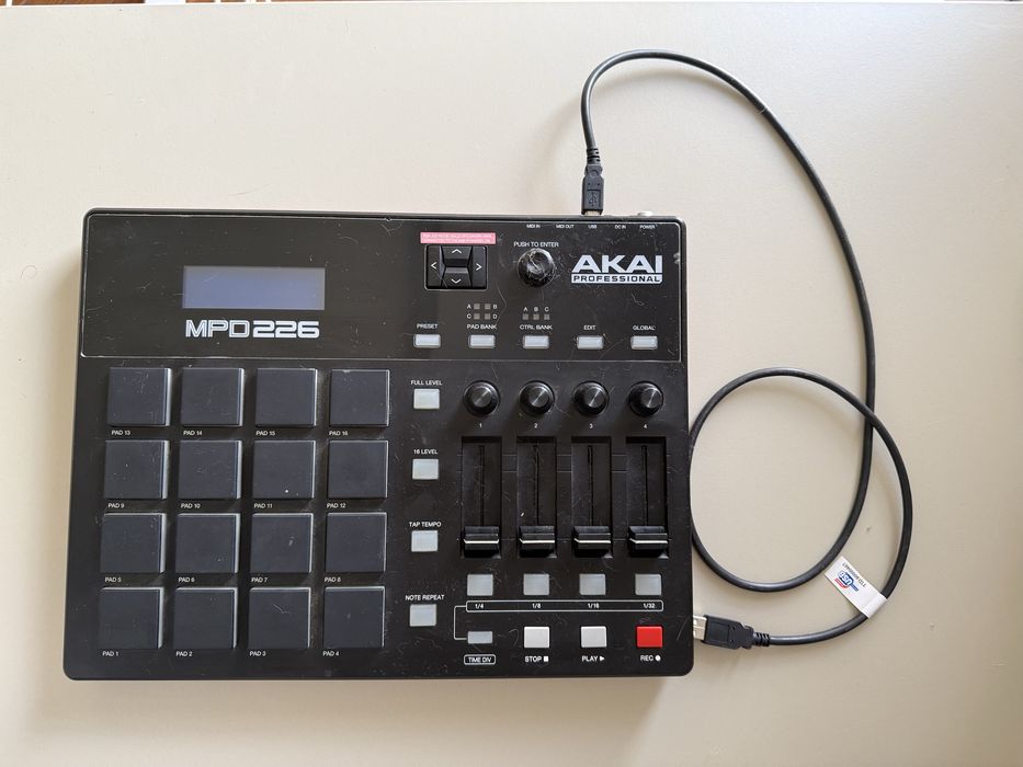 Controlador Akai MPD 226 (como novo)