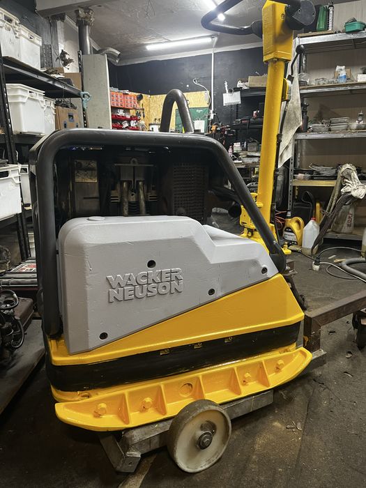 Zageszczarka WACKER DPU 6055 gotowa do pracy
