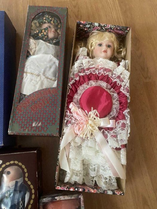 Coleção de bonecas de porcelana