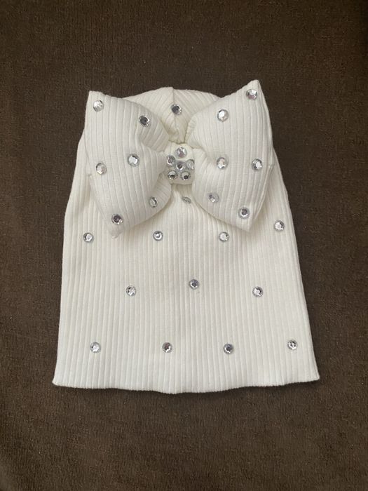 Гарна шапка з камінчиками