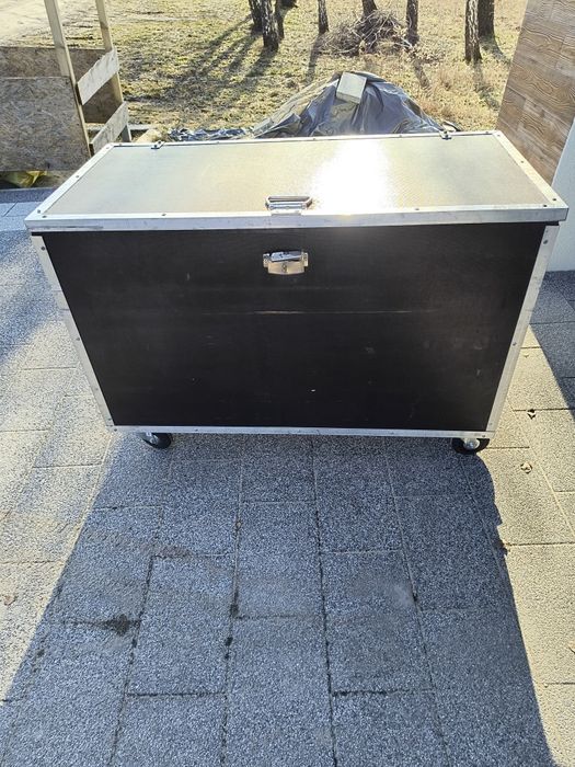 Solidna skrzynia zamykana na kółkach