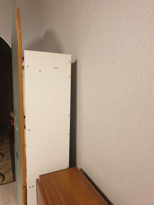 Шафа- вітрина, 
вбудованого типу під арку з поличками та шухлядами.