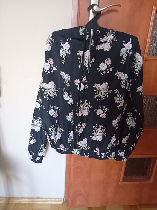 Wiatrówka czarna w kwiaty pastelowe