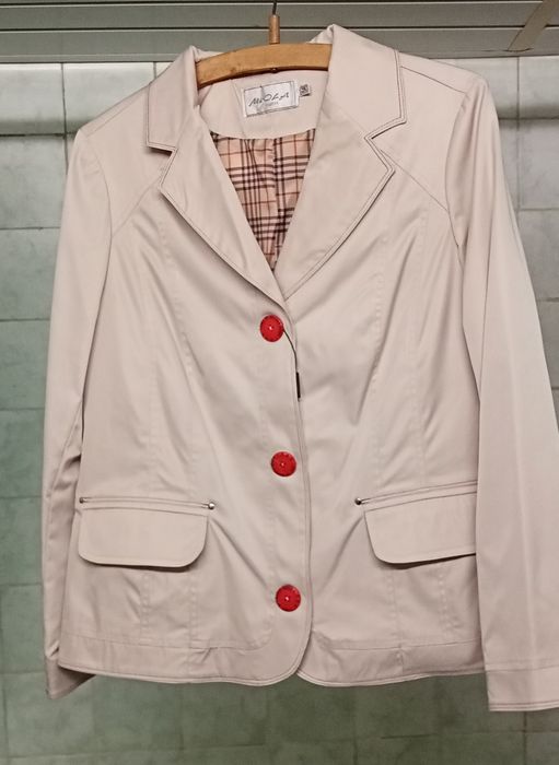 Пиджаки и свитера.