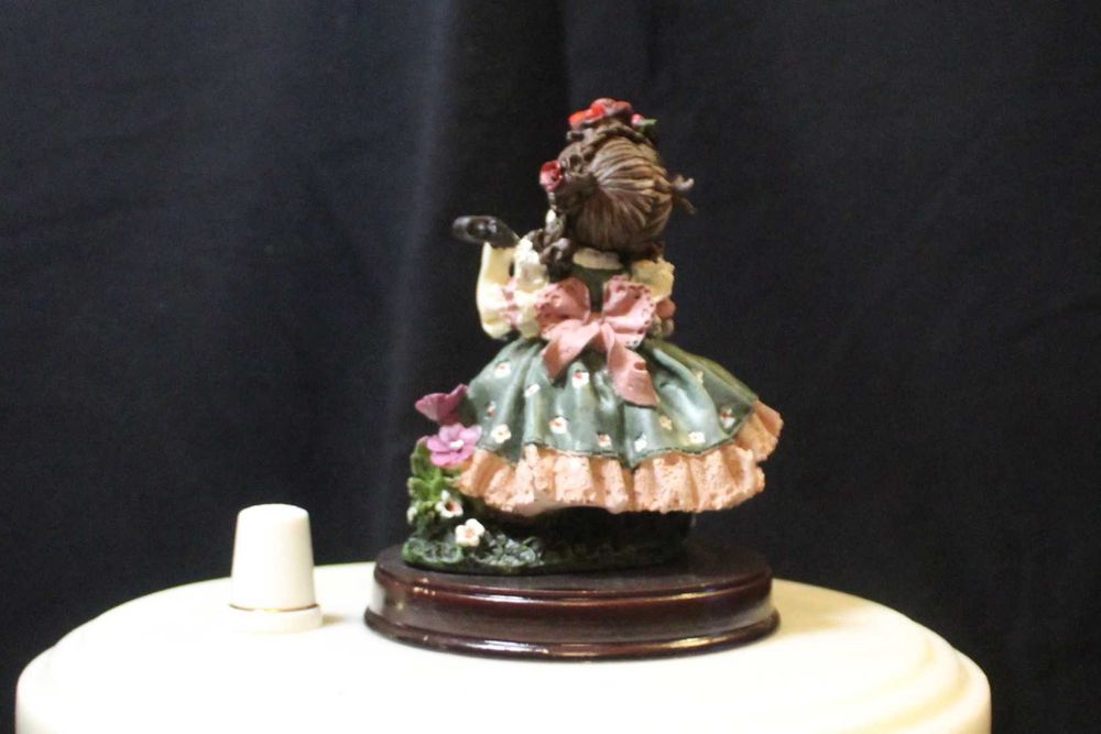 Estatueta decorativa, menina a tocar viola