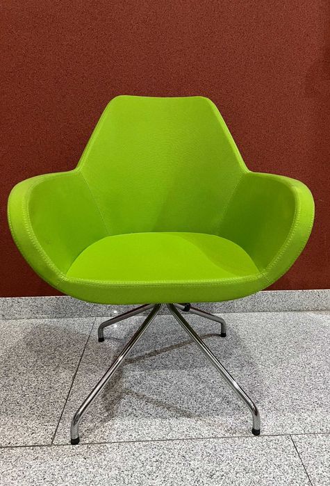 Zestaw nowoczesnych mebli biurowych - fotele i biurko