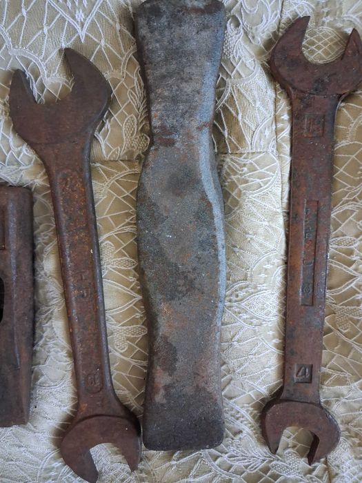 Stare klucze, narzędzia, wykopki