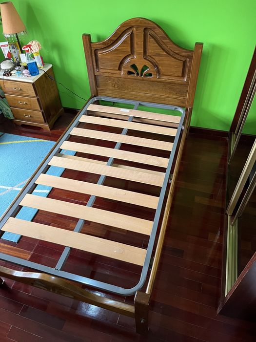 Cama madeira maciça 192x107 envernizada