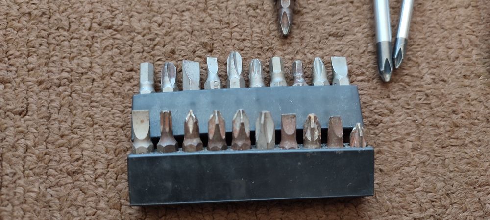 Conjunto Completo de Ferramentas (Chaves de Fenda, Martelo e Bits)