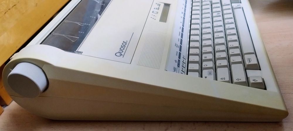 Elektroniczna maszyna do pisania Quasar 180DS