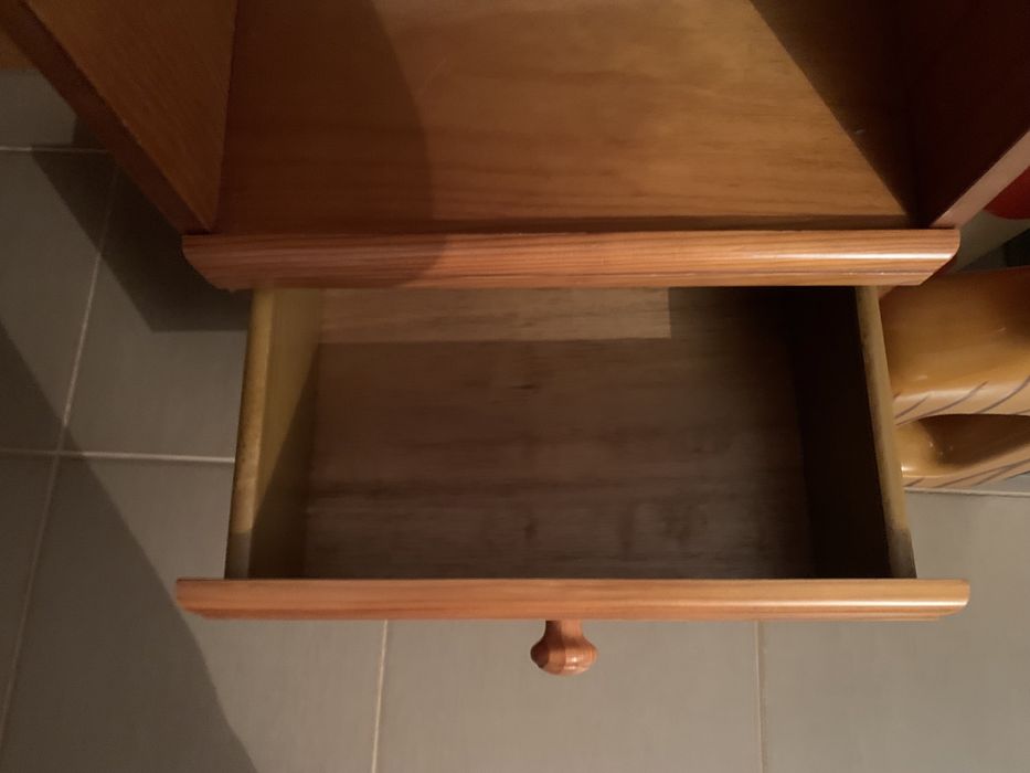 Mesa de escritório de madeira. Com base de apoio e gavetas.