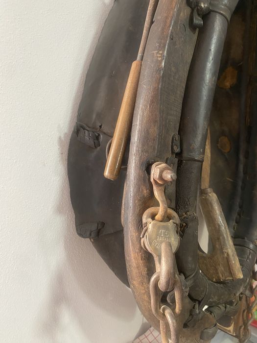 Coelha / Colerão de Tração Antigo em Couro e Latão – Decoração Rústica