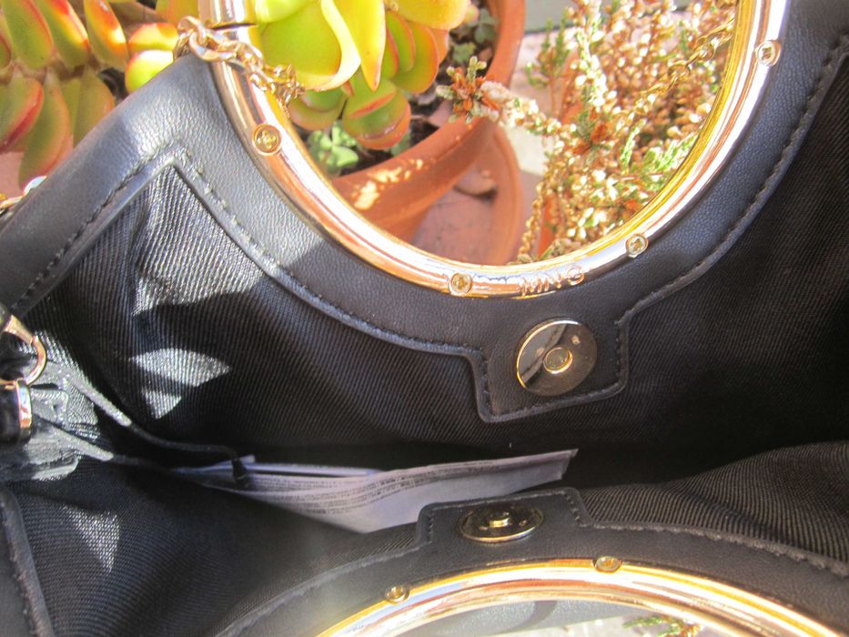 Mango Ring Leather Clutch preta e dourada