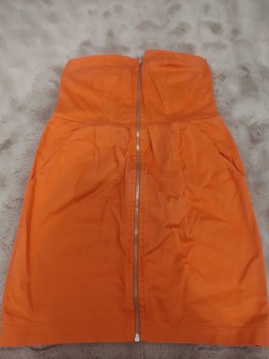 pomarańczowa sukienka bez ramiączek