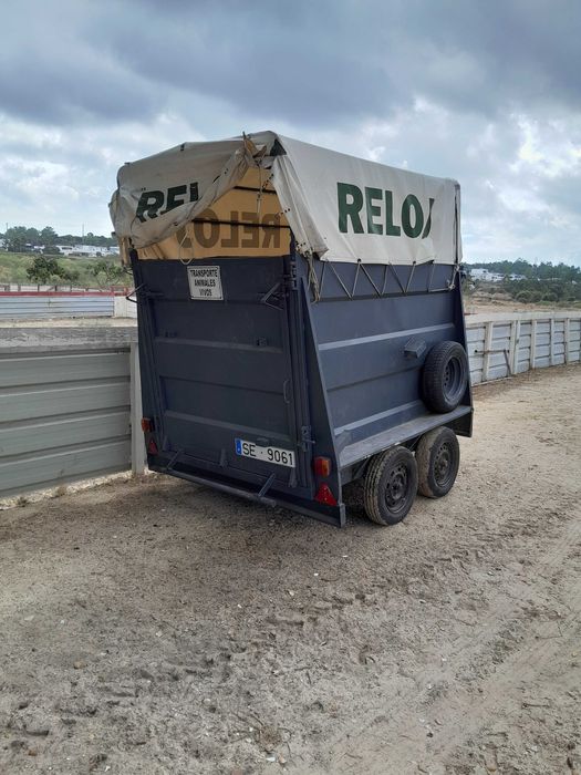 Alugo atrelado de dois cavalos