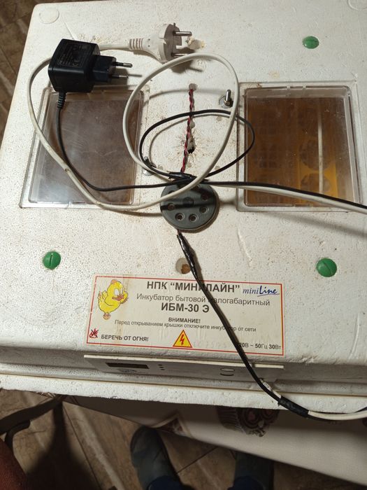 Інкубатор з механізмом перевертання