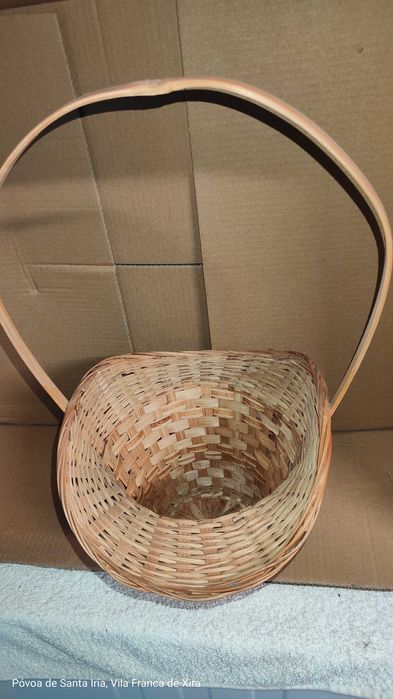 Cesta em vime para arranjo flores