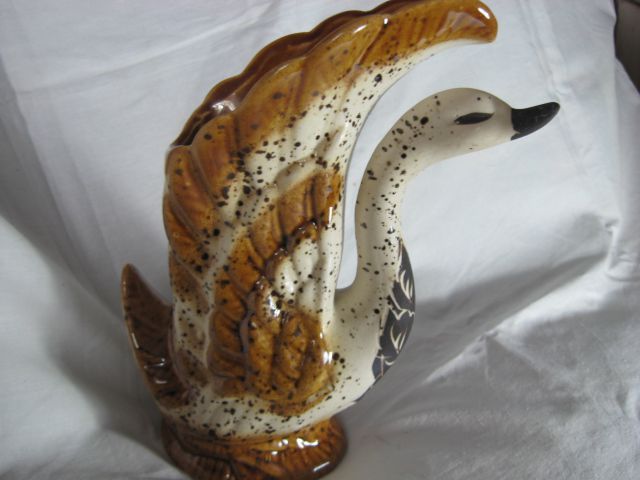 Лебедь (фарфор).