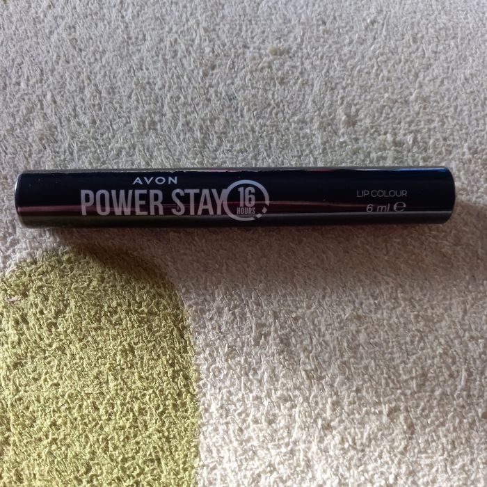 Avon Power Stay 16h matowa szminka w płynie Spicy Brown