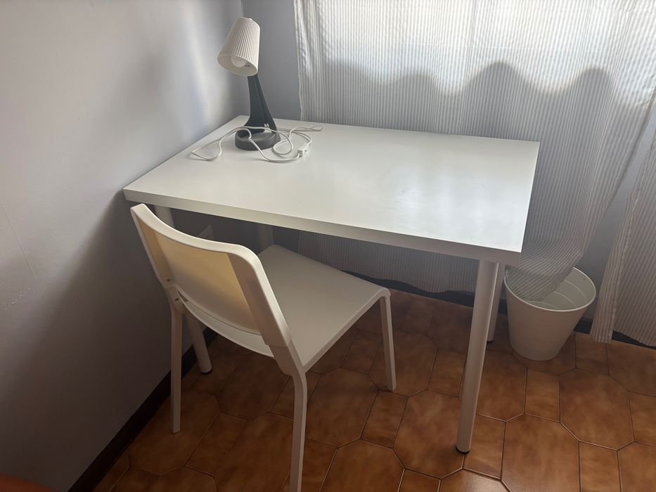 Secretária para estudante, ofereço candeeiro