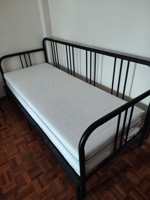 Sofá, cama de solteiro ou cama de casal quando aberta.