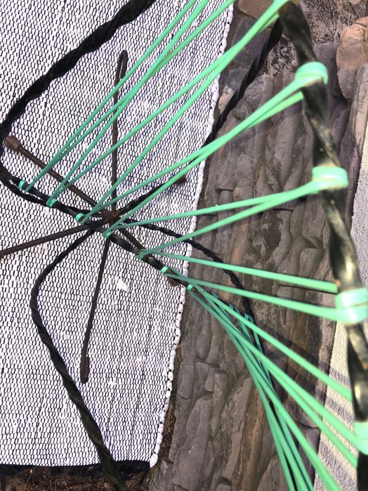 Stary metalowy kwietnik