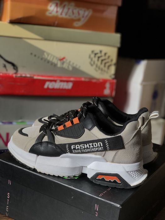 Женские кроссовки